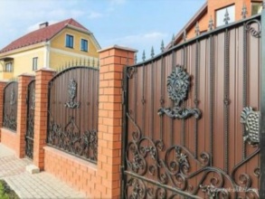 Кирпичный забор с ковкой  150 метров фото в Тучково
