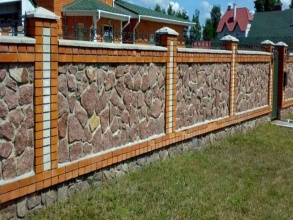 Кирпичный забор с камнем 12 метров фото в Тучково