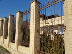 Кирпичный забор с ковкой  10 метров фото в Тучково