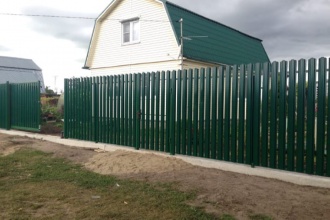 Забор из евроштакетника на ленточном фундаменте 70 метров фото в Тучково