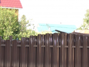 Забор из евроштакетника на ленточном фундаменте 10 метров фото в Тучково